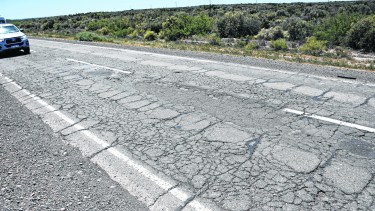 Los pozos y las “crestas” son los principales riesgos que muestra el camino en el sector de Río Negro.