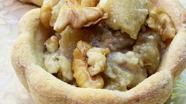 Tarteletas de pera, queso azul y nueces