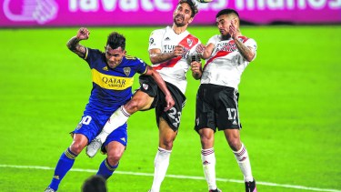 Tevez contra Ponzio y Díaz. El Apache y el chileno hablaron post-partido. 