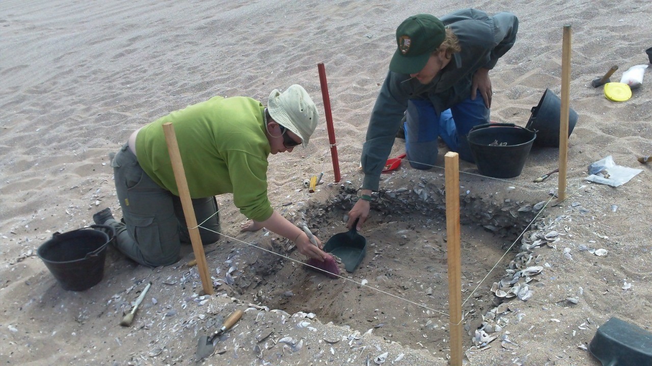 En la costa de Sierra Grande, un grupo de arqueólogos excavó sitios y encontró diversos artefactos de pobladores de hace 6.000 años