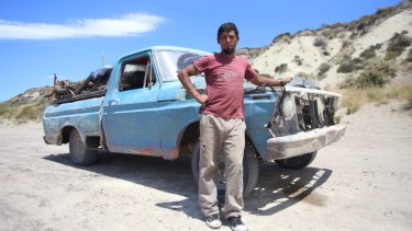 Cristian Firmapaz y su F-100 modelo 74 en las cercanías de Fuerte Argentino, a unos 42 km de Las Grutas. Foto: Luciano Cutrera. 