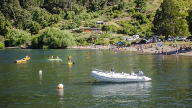 Quila Quina a pleno: deportes acuáticos, aguas transparentes, playa de cara al Lácar y bosque. Foto: Patricio Rodríguez. 