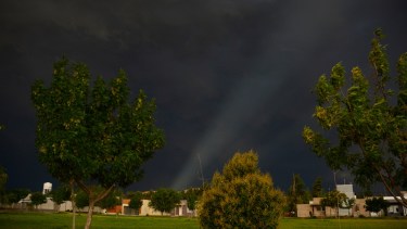 La tormenta que se mantuvo durante la tarde de ayer sobre Roca descargó agua y granizo en la madrugada. (foto: Andrés Maripe)