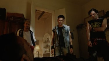 “Una tumba para tres” un filme de acción con mucho humor negro.