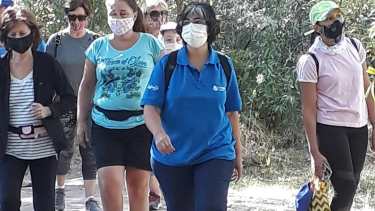 Las visitas costeras guiadas se realizan con no mas de 15 visitantes (foto municipalidad de Neuquén)