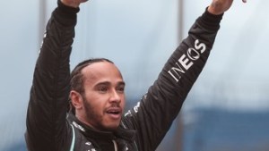 Hamilton sigue sin renovar el contrato con Mercedes