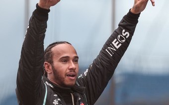 Hamilton sigue sin renovar el contrato con Mercedes