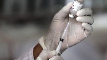 A diferencia de la vacuna, el suero equino hiperinmune se aplica en pacientes que tienen la enfermedad.-