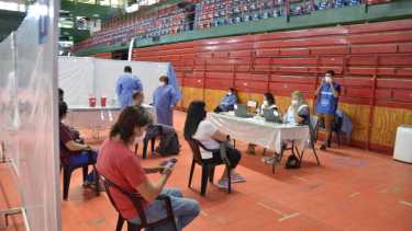 El Estadio Ruca Che de Neuquén es uno de los puntos de vacunación. (Foto: Yamil Regules)