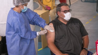 El plan de vacunación continúa con personal de salud pública y privada. Foto: Pablo Leguizamon