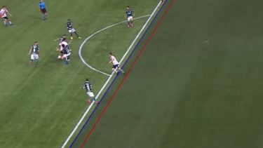 La jugada más fina, cuando Enzo Pérez traba con dos rivales y la pelota deriva en Borré. 