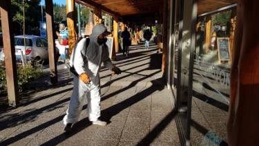 Villa La Angostura intensificó la desinfección pública ante el estatus de transmisión comunitaria del coronavirus. (Foto: gentileza)