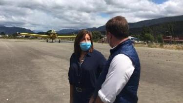 La gobernadora Arabela Carreras estuvo en El Bolsón durante los primeros días del incendio y ahora regresa ante el agravamiento de la situación. Foto: Gentileza Gobierno provincial