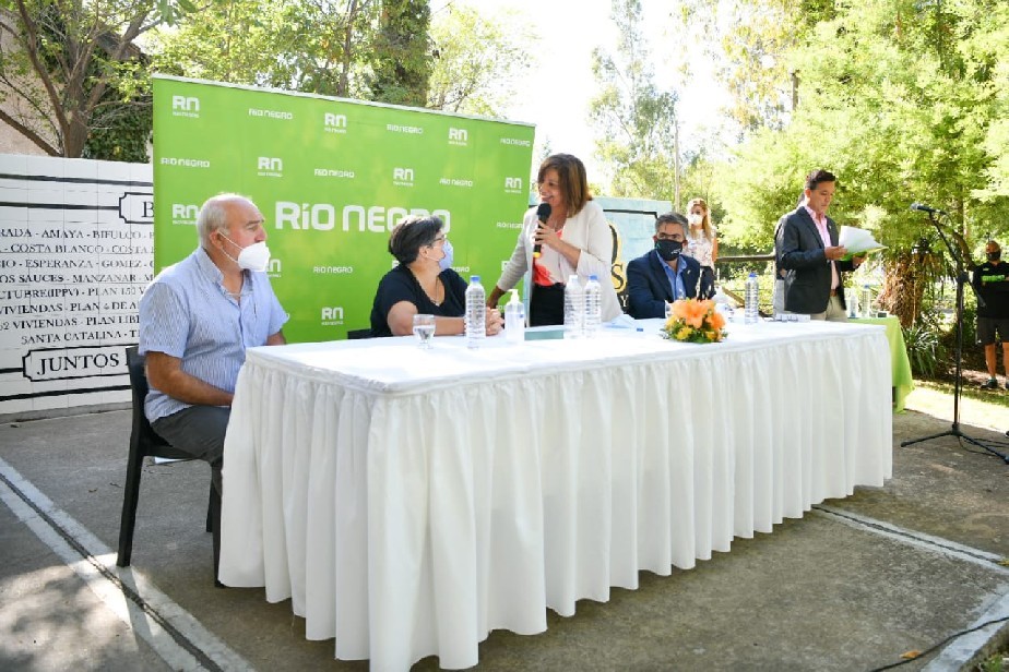 Hoy la gobernadora firmó el contrato junto a la intendenta Liliana Martín. 