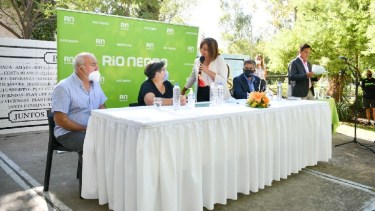 Hoy la gobernadora firmó el contrato junto a la intendenta Liliana Martín. 