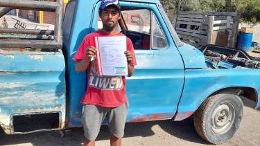 Cristian Firmapaz y los papeles de su F-100 días atrás en San Antonio, cuando pudo finalmente concretar la transferencia a su nombre de la camioneta, lo que le solicitaba la automotriz para encarar la restauración.