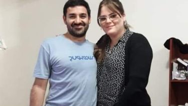 Cristian y Carolina en una de las fotos que están guardadas en el celular buscado. (Gentileza).-