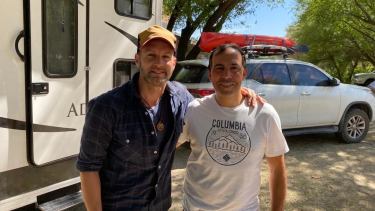 A pesar de la denuncia por abuso sexual que pesa contra el cantante en Río Negro, el intendente de Huergo eligió publicar su encuentro con Axel. (Gentileza).-