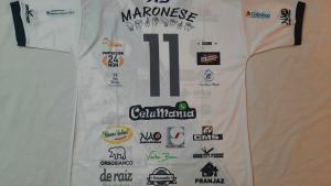 La nueva camiseta de Maronese: Récord de publicidades y nombres inclusivos