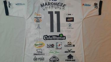 El Dino presentó su particular nueva camiseta.