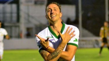 Grito de gol de Maximiliano. Jugando para Villa Mitre le marcó varios tantos a Olimpo en los clásicos de Bahía Blanca.  