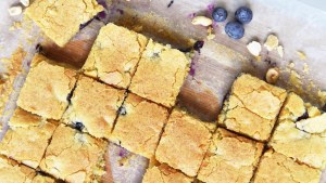 Brownies de chocolate blanco, arándanos y castañas de caju