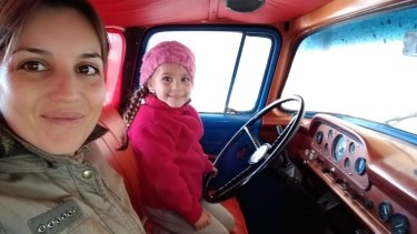 Vero, la veterinaria que recorre la Línea Sur en una  camioneta de los ’60
