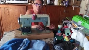 Una máquina solidaria: Cose para que cada niño tenga su mochila