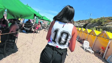 La “fiebre maradoniana” surge tras la pérdida del ídolo. Fotos: Martín Brunella.