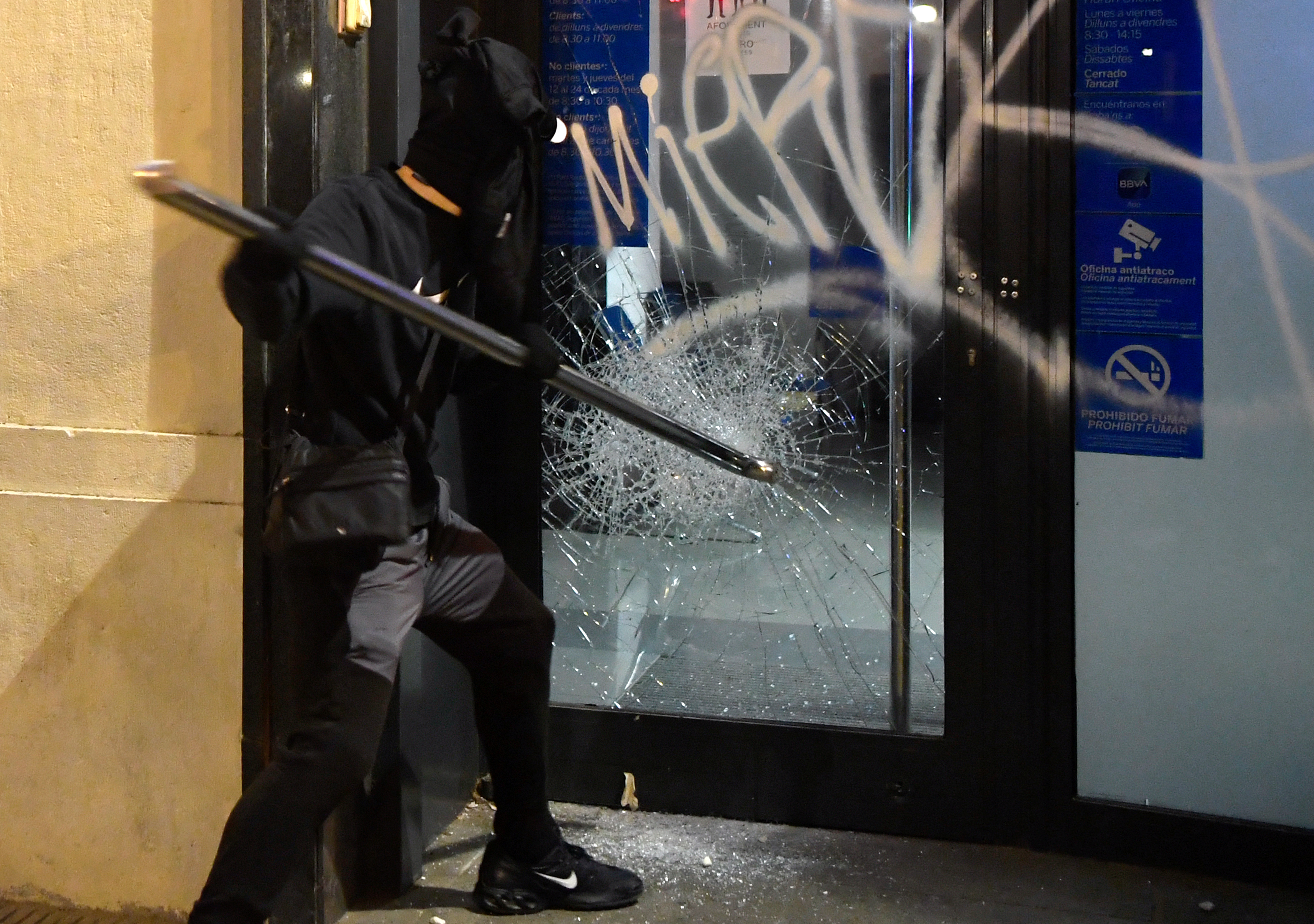 Cerca de 1.000 manifestantes protestaron en Barcelona, donde fueron apedreadas las vidrieras de los negocios.