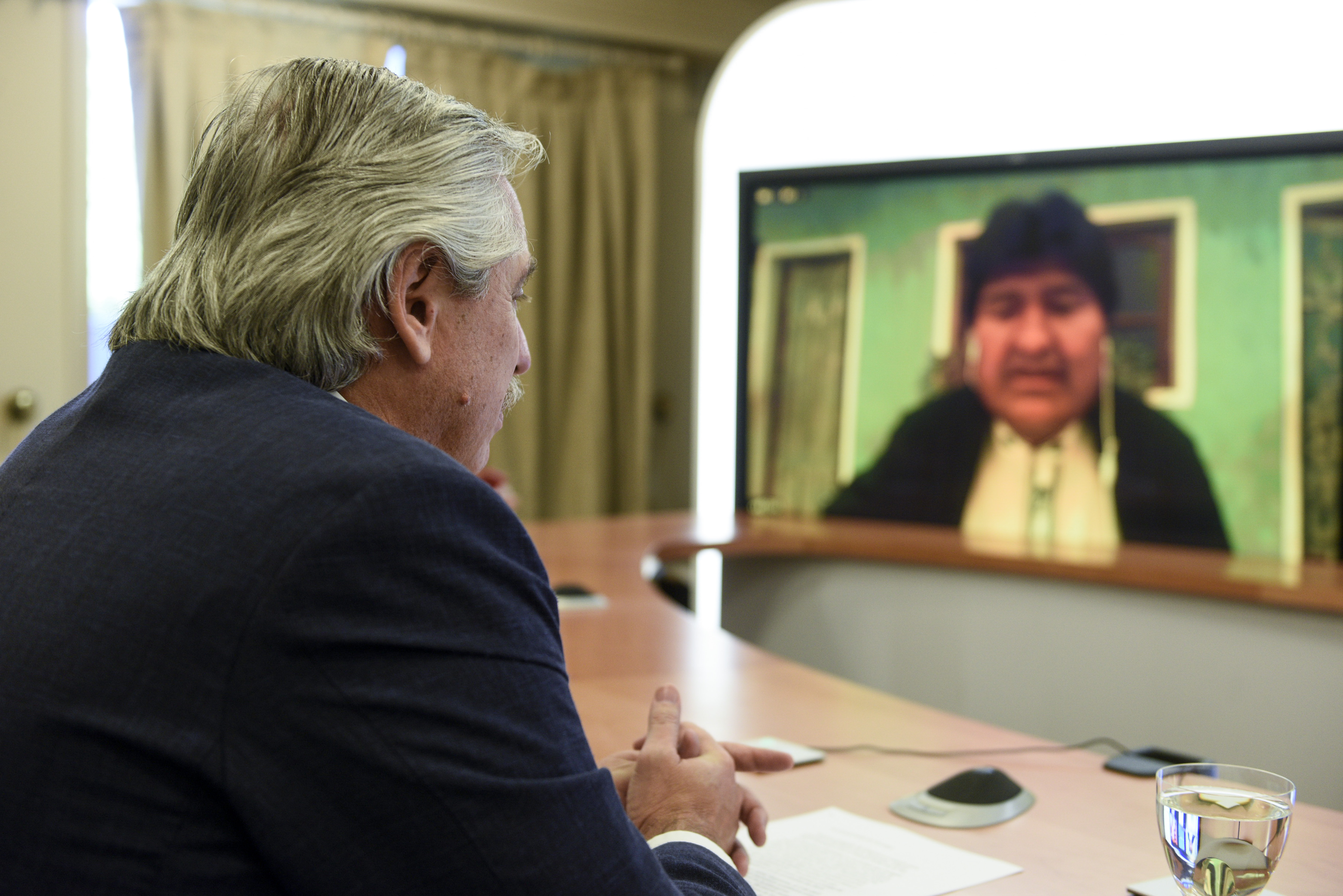 Fernández mantuvo una videoconferencia con Evo Morales, y los legisladores que promueven la iniciativa.