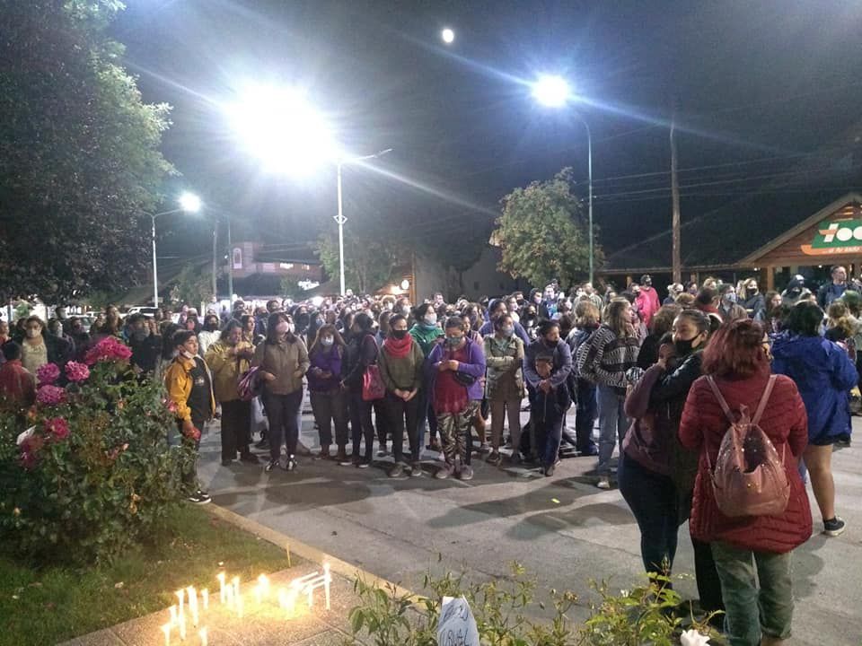Anoche hubo una manifestación frente a la comisaría de Villa La Angostura. Trascendió que Guadalupe ya había denunciado a su ex. (Gentileza Diario Andino).-