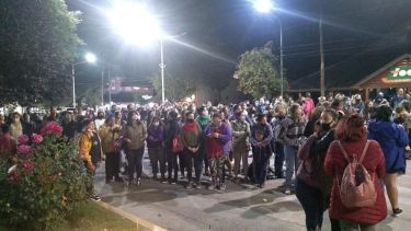 Anoche hubo una manifestación frente a la comisaría de Villa La Angostura. Trascendió que Guadalupe ya había denunciado a su ex. (Gentileza Diario Andino).-