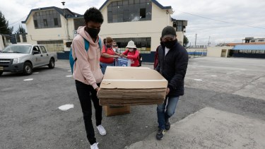 Deuda y una economía en recesión esperan al próximo gobierno en Ecuador