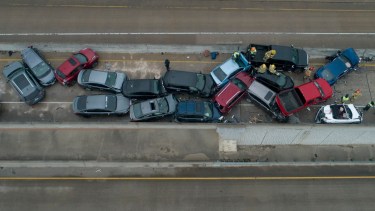 El hielo causado por una tormenta invernal sería la causa del accidente. 