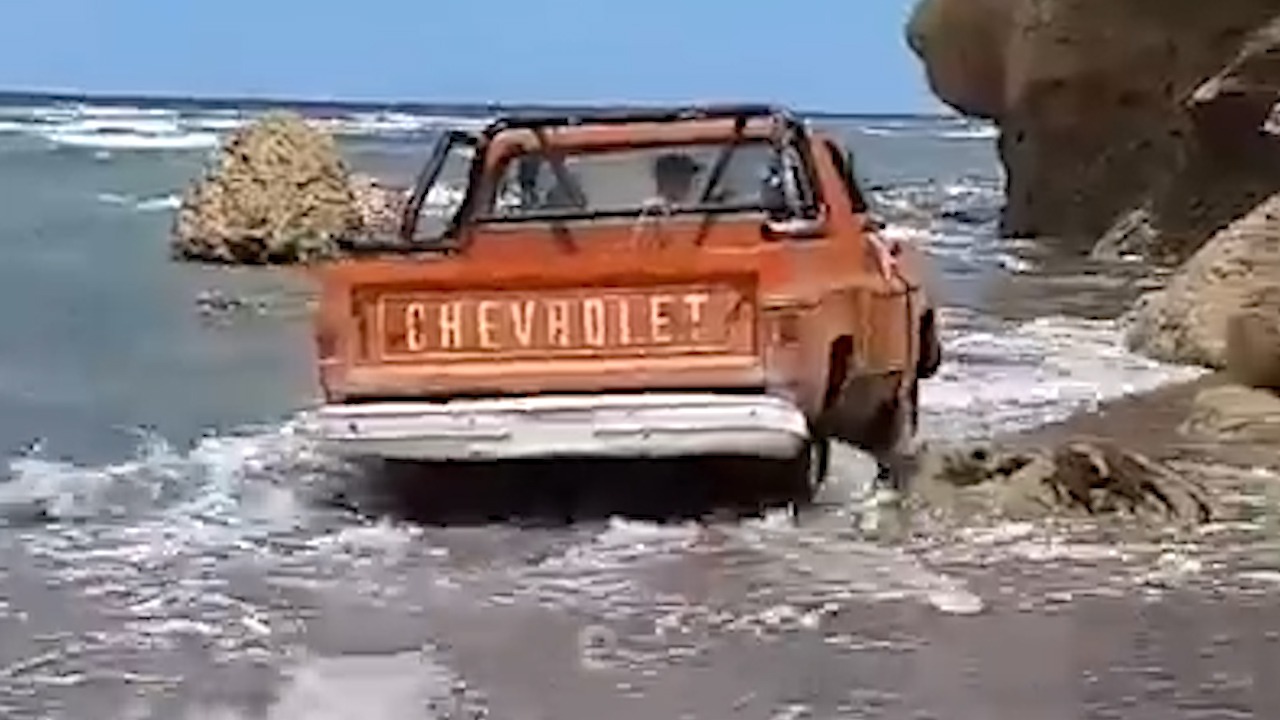 Un usuario de Tik Tok subió este video: una camioneta Chevrolet se mete en el mismo lugar que la F-100 del pulpero en Las Grutas.  