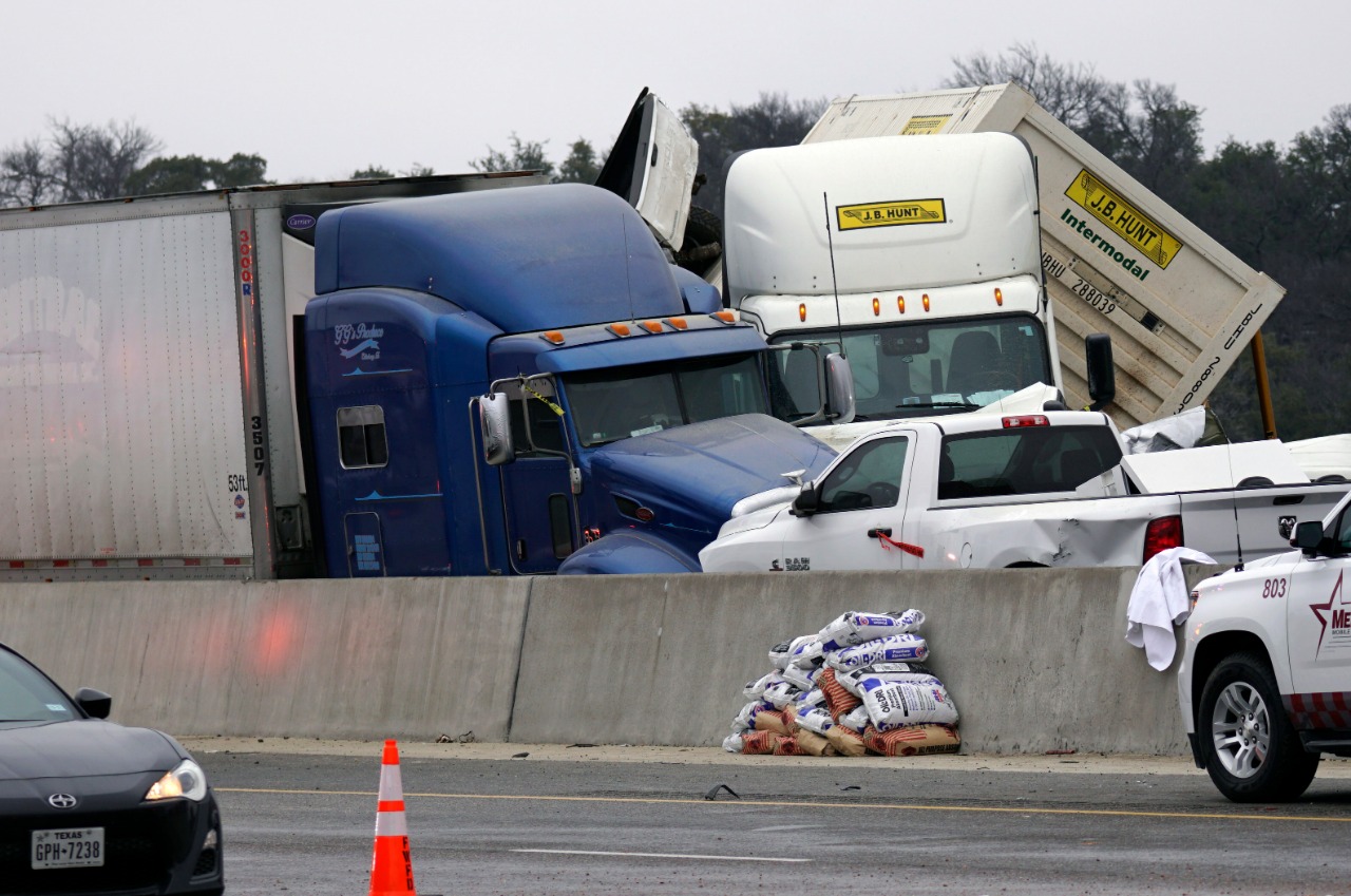 Un gigantesco accidente de 100 autos deja al menos cinco muertos en Texas