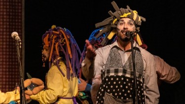 Ezequiel Boronat dirige la Murga La Qué Marcela. Foto gentileza Evelyn Astrada.