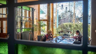 La cadena Selina, presente en Bariloche, mezcla hotelería con una dinámica más propia de los hostels y está pensada para favorecer el workation. (Foto: Facebook Selina)