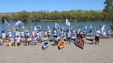 Desde China Muerta hasta La Herradura ATEN hizo una bajada en Kayak para reclamar  que se atiendan sus necesidades. (Prensa ATEN Provincia)