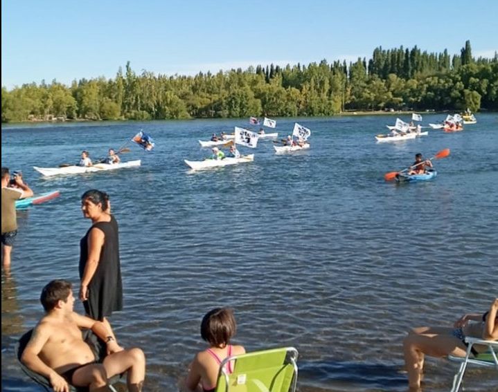 Miles de bañistas observaron la "marcha" de ATEN por el río Limay - prensa aten provincia