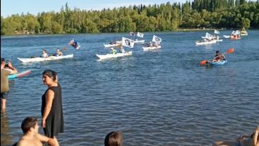 Miles de bañistas observaron la "marcha" de ATEN por el río Limay - prensa aten provincia