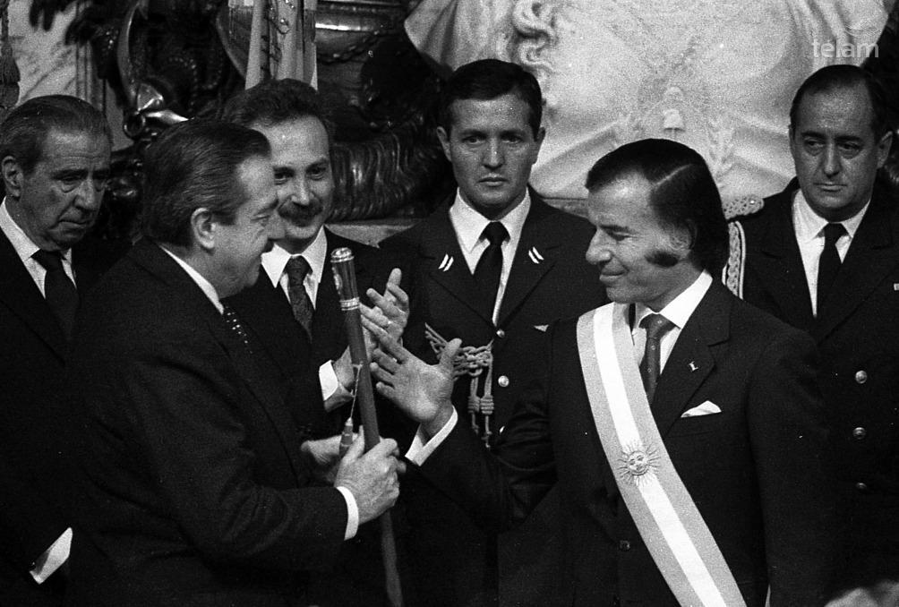 Carlos Menem asumió la presidencia anticipada del país en 1989. 