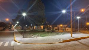 Mejoran iluminación de calles y espacios verdes en Huergo