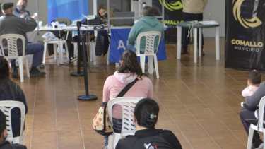 Hace unos meses, personal de Anses recepcionó trámites en Comallo. Foto: Gentileza