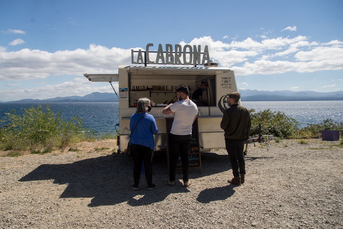 El food truck de La Cabrona es una idea gourmet de la chef Julieta Caruso, que se ubica en el kilómetro 2,100 de Bustillo. Archivo