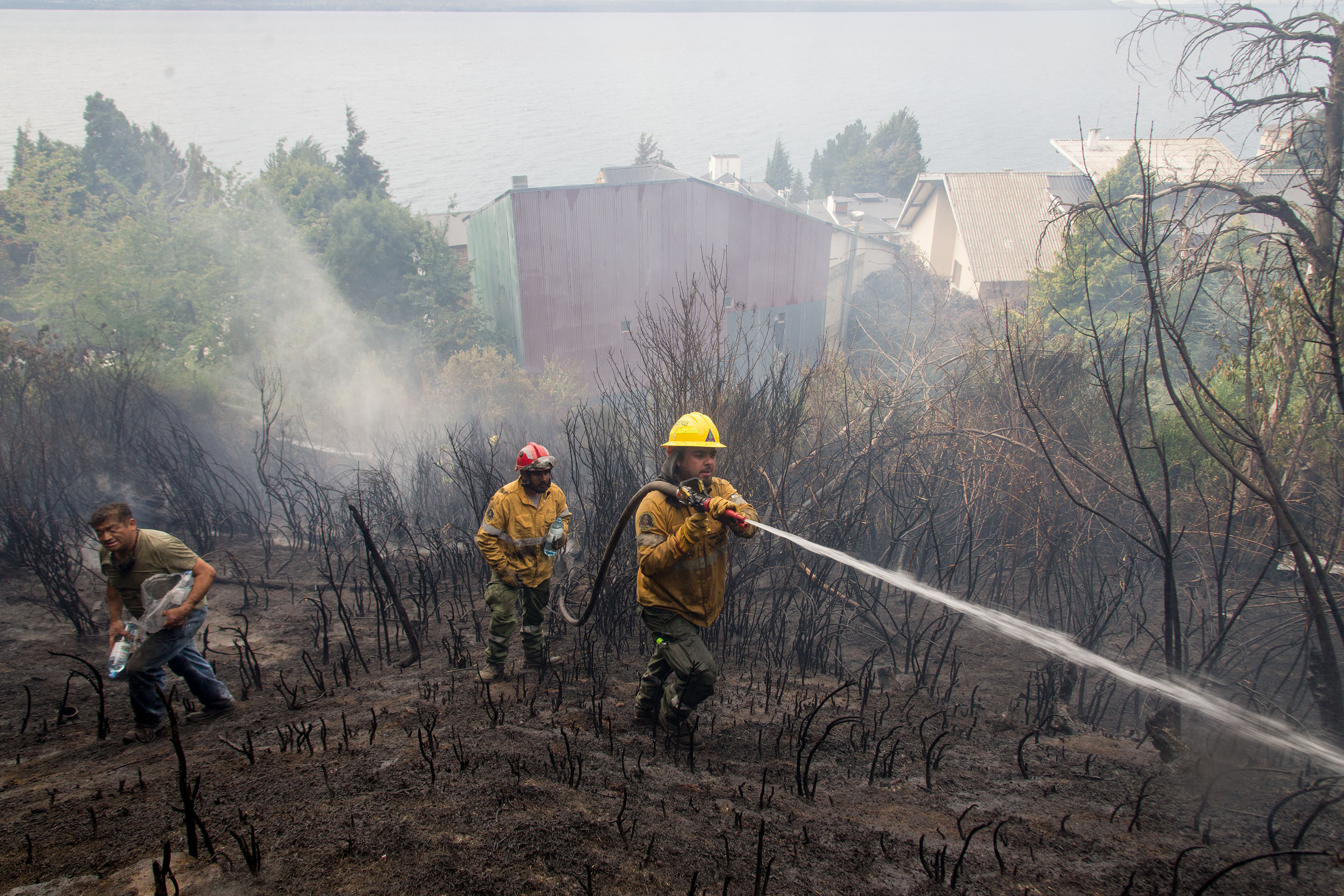 En el incendio del cerro Runge, dos bomberos resultaron lesionados. Foto: Marcelo Martínez