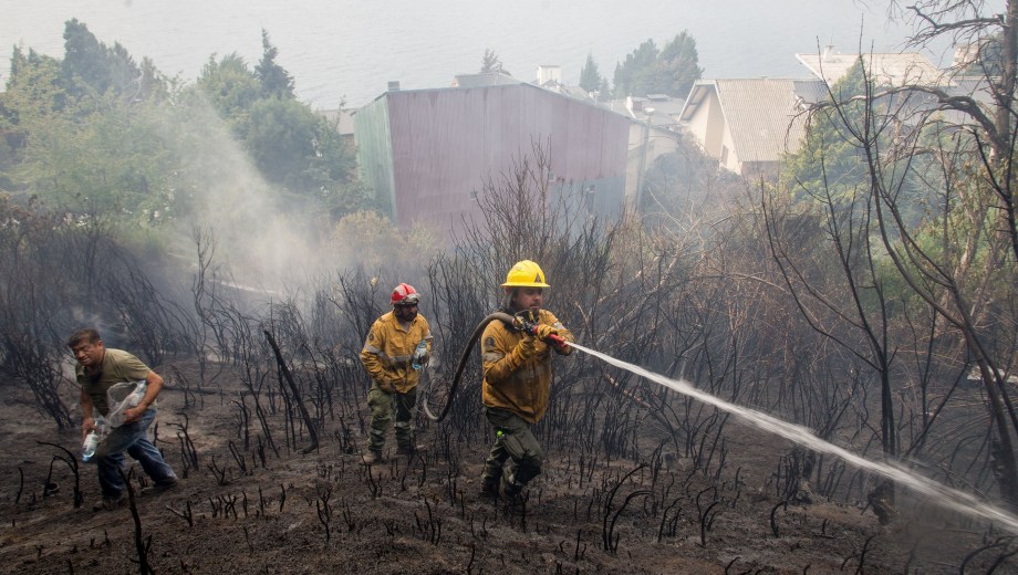 El incendio en el cerro Runge, en cercanías del centro de Bariloche. Foto: archivo