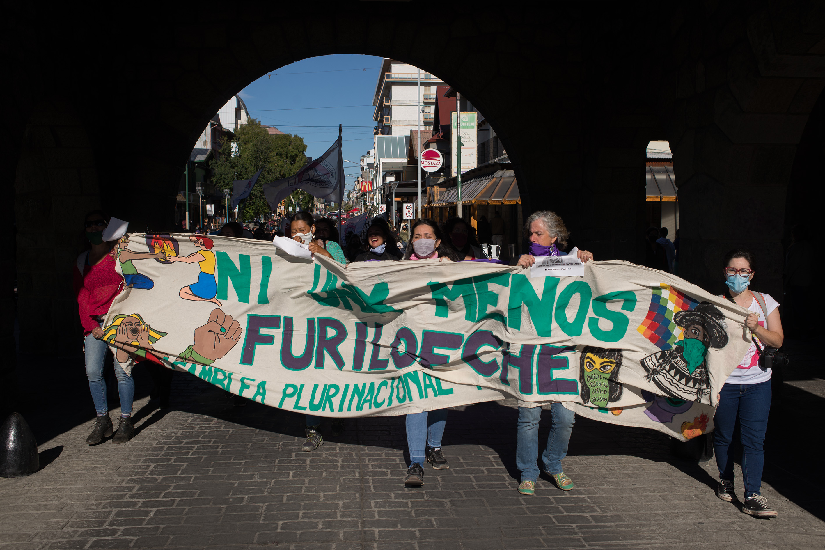 Días atrás, cientos de mujeres habían exigido justicia por el femicidio de Úrsula Bahillo en Bariloche. Esta tarde de miércoles volvieron a marchar por Guadalupe Curual. (Foto de Archivo de Marcelo Martínez)