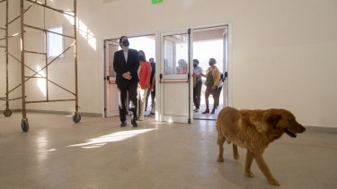 El ministro de Educación de la Nación, Nicolás Trotta, recorrió ayer el CET 28 de Bariloche y dejó definiciones. Foto: Marcelo Martinez